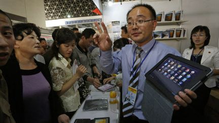 La tablette nord-cor&eacute;enne pr&eacute;sent&eacute;e lors d'une foire internationale du commerce &agrave; Pyongyang (Cor&eacute;e du Nord), le 25 septembre 2012. (VINCENT YU / AP / SIPA)