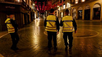 Les gendarmes ont veillé&nbsp;au bon respect du couvre-feu à Montpellier (Hérault), le 17 octobre 2020.&nbsp; (PASCAL GUYOT / AFP)