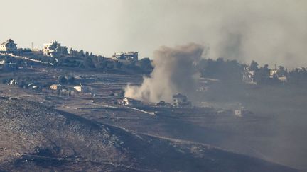 Une photo prise depuis le nord d'Israël, le long de la frontière avec le Liban, montre de la fumée après un bombardement israélien, le 4 octobre 2024. (JALAA MAREY / AFP)