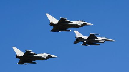 Des avions F-16 de l'armée polonaise dans le ciel de Varsovie (Pologne), le 15 août 2023. (BEATA ZAWRZEL / NURPHOTO / AFP)