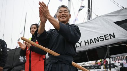 Le skippeur japonais Kojiro Shiraishi (DMG Mori Global One) s'affiche en tenue traditionnelle au moment de saluer le public aux Sables-d'Olonne. (CHRISTOPHE ARCHAMBAULT / AFP)