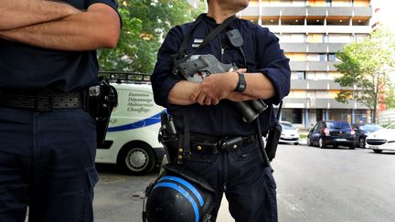 Des policiers de la Direction centrale du renseignement int&eacute;rieur (DCRI) &agrave; la recherche de candidats au jihad en Syrie, &agrave; Toulouse, le 3 juin 2014. (THIERRY BORDAS / MAXPPP)