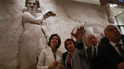 La directrice générale de l’Unesco, Audrey Azoulay, en visite au musée national de Bagdad, a rappelé l'aide qu'apporte l'organisation onusienne dans la vie culturelle irakienne. (AHMAD AL-RUBAYE / AFP)