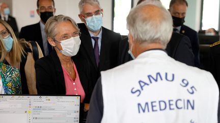 La Première ministre Élisabeth Borne rencontre un médecin lors de sa visite du service hébergeant la ligne d'urgence du Samu à l'hôpital René-Dubos à Pontoise&nbsp;(Val-d'Oise), le 1er juillet 2022. (GEOFFROY VAN DER HASSELT / AFP)