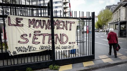 Une entrée de l'hôpital Saint-Antoine à Paris, en avril 2019. (LUC NOBOUT / MAXPPP)