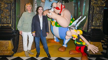 Sylvie Uderzo et Anne Goscinny, les filles des auteurs de la BD, à l'inauguration des statues de cire d'Astérix et Obélix au musée Grévin, à Paris, le 22 octobre 2024. (THIERRY LE FOUILLE / SIPA)