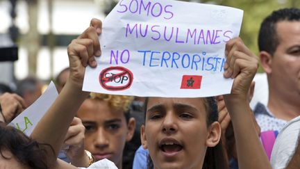 Manifestation à Barcelone car depuis les attentats, au moins une mosquée et le consulat marocain de Tarragone ont été la cible d'inscriptions anti-islam. (LLUIS GENE / AFP)