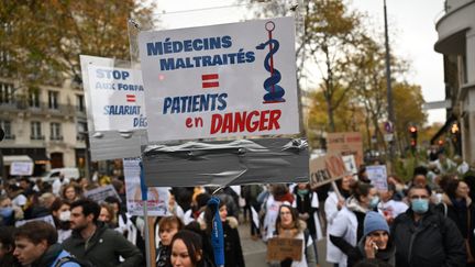 Paris, 1er décembre 2022. Manifestation des médecins libéraux en grève. Des milliers de médecins libéraux et de biologistes ont fermé leurs cabinets et labos dans tout le pays, les 1er et 2 décembre. Ils demandent une augmentation du prix de leurs consultations.&nbsp; (EMMANUEL DUNAND / AFP)