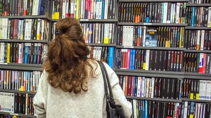 Femme regardant des livres lors de la présentation de la 4e édition du Pari des Libraires, le 29 mai 2018 à la Librairie de Paris
 (Bruno Levesque / IP3 Press / MaxPPP)