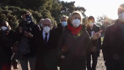 &nbsp;Valérie Pécresse est en déplacement en Grèce. Après&nbsp;avoir rencontré,&nbsp;vendredi 14 janvier, le Premier ministre grec, la candidate LR s’est rendue,&nbsp;samedi, sur l’île de Samos, afin de visiter un camp de réfugiés.&nbsp; (CAPTURE ECRAN FRANCE 2)