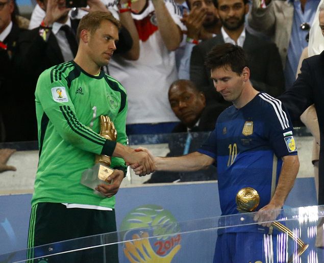 &nbsp; (Lionel Messi et Manuel Neuer élus meilleur joueur et meilleur gardien de la compétition © Reuters - Dylan Martinez)