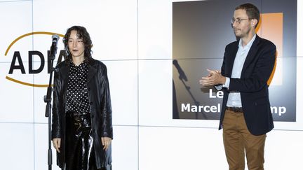 L'artiste Mimosa Echard, lauréate du prix Marcel Duchamps 2022 avec&nbsp;Xavier Rey, directeur du musée National d'art moderne au Centre Pompidou le octobre 2022 à Paris, France. (LUC CASTEL / GETTY IMAGES EUROPE)