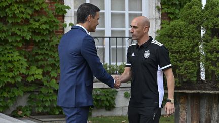 Luis Rubiales serre la main du chef du gouvernement espagnol, Pedro Sanchez, à Madrid, le 22 août 2023. (BURAK AKBULUT / AFP)