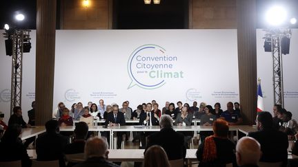 Emmanuel Macron participe à la Convention des citoyens pour le climat, au siège du Conseil économique, social et environnemental à Paris, le 10 janvier 2020 (photo d'illustration). (YOAN VALAT / POOL)