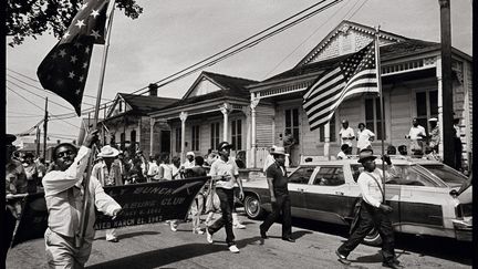 "Le club Jolly Bunch paradait dans le 9th Ward en grand équipage. On dansait ainsi depuis toujours dans ces rues bordées de petits "cottages créoles" aux décors de bois tarabiscotés." Pour Mardi Gras et toutes les sorties, les clubs carnavalesques rivalisaient d'élégance. "Il s'agissait de s'inventer une vie où l'on puisse être occasionnellement comme on aimerait l'être toujours : libres, beaux, élégants, tous ensemble pour célébrer la vie et faire la fête corps et âme confondus."
 (Bernard Hermann, Bons temps roulés, Albin Michel 2015.)