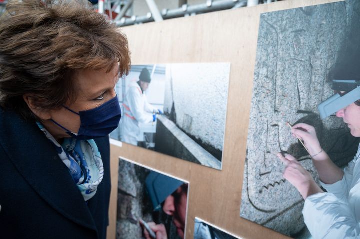 La ministre de la culture Roselyne Bachelot, est allée a la rencontre des équipes chargées de la rénovation de l'obélisque place de la Concorde. (CÉDRIC BUFKENS / MAXPPP)