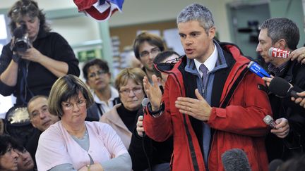 Laurent Wauquiez s'entretient avec des salari&eacute;s de Lejaby, le 27 janvier 2012 &agrave; Yssingeaux (Haute-Loire). (THIERRY ZOCCOLAN / AFP)