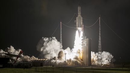 Une fusée Ariane 5 décolle du centre spatial de Kourou, en Guyane française, le 25 janvier 2018. (JM GUILLON / ARIANESPACE)