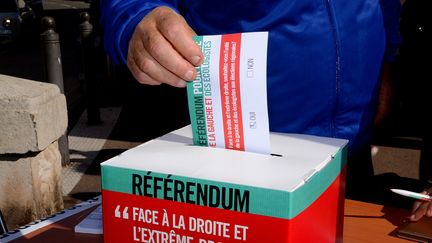 Une personne vote &agrave; Marseille (Bouches-du-Rh&ocirc;ne) lors du "r&eacute;f&eacute;rendum" sur l'unit&eacute; de la gauche aux &eacute;lections r&eacute;gionales, le 17 octobre 2015. (GERARD BOTTINO / CITIZENSIDE.COM / AFP)