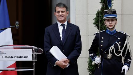 Manuel Valls, ministre des Outre-mer, le 24 décembre 2024, lors de la passation de pouvoir. (STEPHANE DE SAKUTIN / AFP)