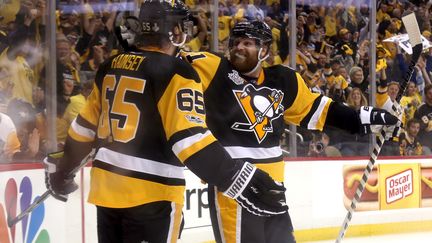 La joie de Ron Hainsey (à gauche) et de Phil Kessel après la large victoire de Pittsburgh face à Nashville (KIRK IRWIN / GETTY IMAGES NORTH AMERICA)