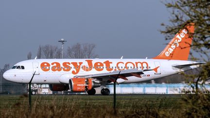 Un avion de la compagnie easyJet &agrave; l'a&eacute;roport de Lille-Lesquin (Nord), le 29 d&eacute;cembre 2014. (PHILIPPE HUGUEN / AFP)