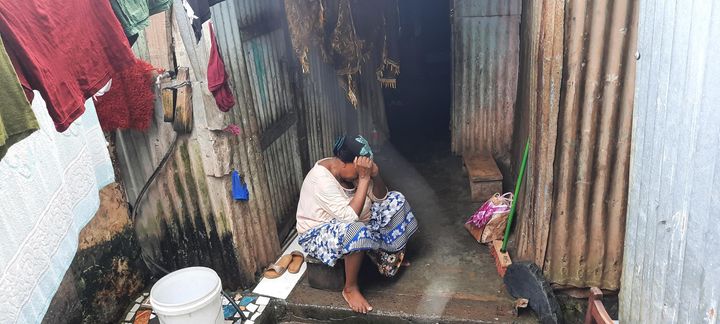 Cette grand-mère installée à Mayotte depuis plus de vingt ans, ne sait pas où aller avec ses enfants, petits et arrières petits enfants. (SANDRINE ETOA-ANDEGUE / RADIO FRANCE)