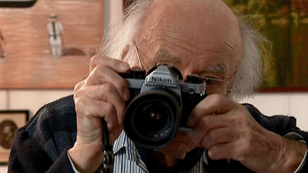 A 98 ans, le photographe lyonnais René Basset joue encore avec son appareil photo argentique 
 (France 3 / Culturebox)