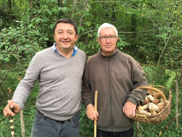 Lionel et Jacques Lascaud, de retour de cueillette des cèpes. (Laurent Mariotte / Radio France)
