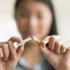 Le ministère de la Santé lance le 1er novembre 2016 le "Moi(s) sans tabac", une opération destinée à inciter les fumeurs à arrêter de fumer pendant 30 jours. (JGI/TOM GRILL / BLEND IMAGES / GETTY IMAGES)