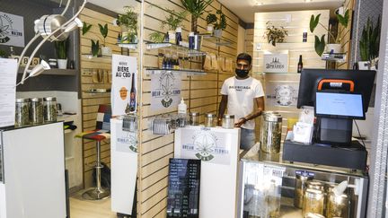 Un vendeur dans une boutique qui commercialise du CBD, à Angers (Maine-et-Loire), le 7 juin 2021. (JEAN-MICHEL DELAGE / HANS LUCAS / AFP)