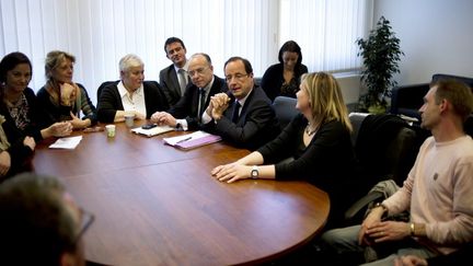 Le candidat socialiste &agrave; la pr&eacute;sidentielle, Fran&ccedil;ois Hollande, re&ccedil;oit le 12 mars 2012 des proches des victimes fran&ccedil;aises de l'attentat de Karachi (Pakistan).&nbsp; (FRED DUFOUR / AFP)