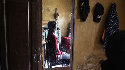 Une jeune femme malgache se repose chez elle à Anatnanrivo après un avortement clandestin, le 25 juillet 2019. Madagascar interdit totalement l'avortement. (GIANLUIGI GUERCIA / AFP)