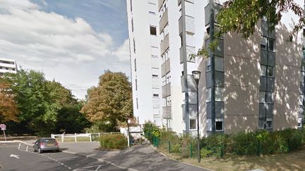 Rue Victor-Hugo, &agrave; Massy (Essonne), o&ugrave; un jeune homme a &eacute;t&eacute; poignard&eacute; &agrave; la porte de son domicile, lundi 5 janvier 2015. (GOOGLE STREET VIEW)