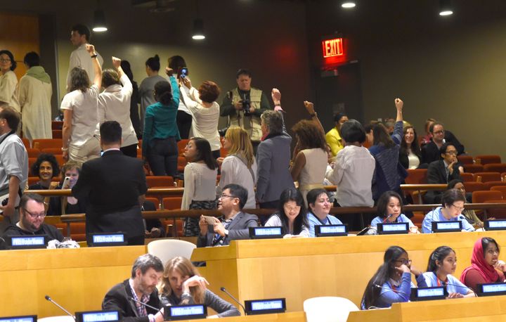 Des opposants à la nomination de Wonder Woman en tant qu'ambassadrice honoraire des Nations unies lors d'une cérémonie au siège de l'organisation, à New York (Etats-Unis), le 21 octobre 2016. (TIMOTHY A. CLARY / AFP)