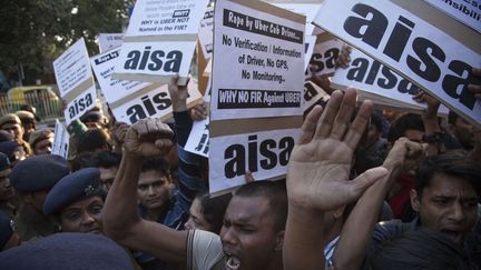 Des manifestants protestent devant le si&egrave;ge de la police de New Delhi (Inde), le 7 d&eacute;cembre 2014, deux jours apr&egrave;s le viol pr&eacute;sum&eacute; d'une passag&egrave;re par un chauffeur de la compagnie Uber. (TSERING TOPGYAL / AP / SIPA)