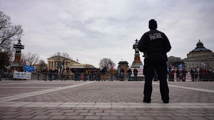 Un officier de police du Capitole devant des partisans de Donald Trump, à Washington, aux Etats-Unis, le 6 janvier 2021. (CHERISS MAY / GETTY IMAGES NORTH AMERICA / AFP)