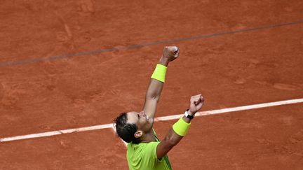 Rafael Nadal célèbre son 14e titre à Roland-Garros après sa victoire en finale contre Casper Ruud, le 5 juin 2022 (CHRISTOPHE ARCHAMBAULT / AFP)