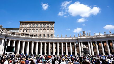 Le pape François lors de l'Angelus, le 29 juin 2022 sur la place Saint-Pierre du Vatican. (TIZIANA FABI / AFP)