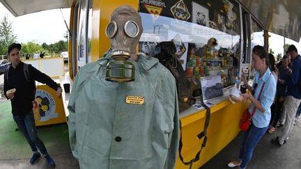 Magasin de souvenir à l'entrée de la zone d'exclusion de Tchernobyl. Depuis le début de la mini-série, le tourisme dans la zone a bondi de 30%. (GENYA SAVILOV / AFP)