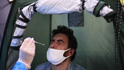 Un homme subit un test de dépistage du coronavirus le 4 septembre 2020 à Paris. (CHRISTOPHE ARCHAMBAULT / AFP)