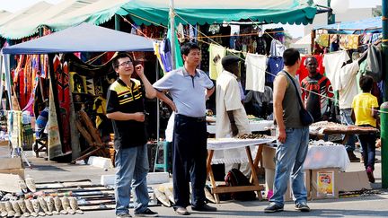 Ressortissants chinois sur un marché à Lusaka, capitale de la Zambie, le 25 octobre 2010 (THOMAS NSAMA / AFP)