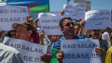 Les manifestants dans les rues de Bejaïa, le 10 mai 2019, pour le 12e vendredi de contestation pacifique avec des pancartes réclamant un&nbsp;"Etat civil et non militaire",&nbsp;"Une république et non pas une caserne"&nbsp;et&nbsp;"Gaïd Salah dégage !" (SAMIR MAOUCHE / HANS LUCAS)