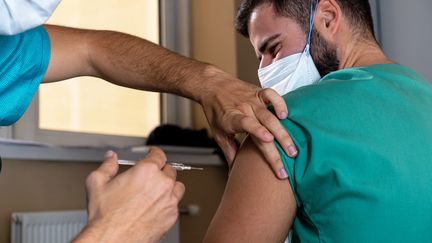 Un membre du personnel d'un hôpital de Bry-sur-Marne (Val-de-Marne) reçoit une injection du vaccin contre la grippe, le 16 octobre 2020. (ALINE MORCILLO / HANS LUCAS / AFP)