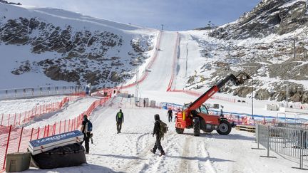 La piste est préparée lors d'une séance d'entraînement pour l'ouverture de la saison de la Coupe du monde de ski alpin au glacier de Rettenbach à Soelden&nbsp;(Autriche), le 20 octobre 2022.&nbsp; (JOHANN GRODER / APA)