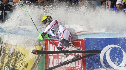 L'Autrichien Marcel Hirscher &agrave; son arriv&eacute;e apr&egrave;s avoir remport&eacute; le titre de champion du monde de slalom nocturne &agrave; Schladming (Autriche), le 24 janvier 2012. (DOMINIC EBENBICHLER / REUTERS)