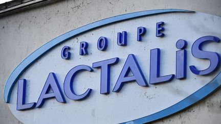 Le logo Lactalis sur un batiment à Laval (Mayenne). (JEAN-FRANCOIS MONIER / AFP)