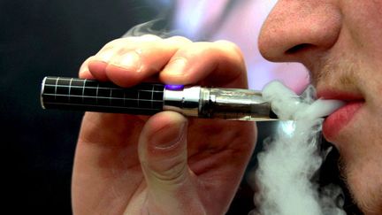  (Trois millions de Français utilisent une cigarette électronique régulièrement © Maxppp)