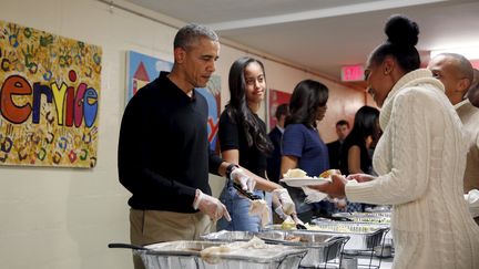 La famille Obama distribue le repas de Thanskgiving à des sans-abris