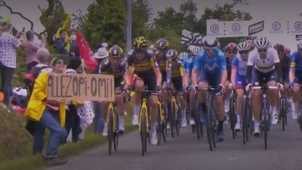 Avec sa pancarte,&nbsp;cette&nbsp;spectatrice (à g.) avait fait chuter une partie du peloton du Tour de France, le 26 juin 2021. (CAPTURE ECRAN FRANCE TÉLÉVISIONS)